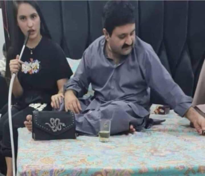 khadimhus's tweet photo. جيڪڏھن جسم کپائيندڙ عورت کي ھي مھذب معاشرو رنڊي ٿو چوي ته،
پوءِ هي مھذب معاشرو ڀلا ان رنڊي نچائڻ واري مرد کي  ڀڙوو ڇو نه ٿو چوي،!
طوائف 💫 https://t.co/NKSNOwCutE