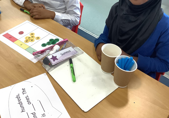 easton_academy's tweet photo. Today in Maths, year 4 looked at three-digit numbers and the value of each digit. We know that 432 has four hundred, three tens, and two. We also learned that when there is no amount in the tens or one's column, we use zero as a place value holder. @DBAT_UK #mathematics #mastery https://t.co/6ftSrkuso6