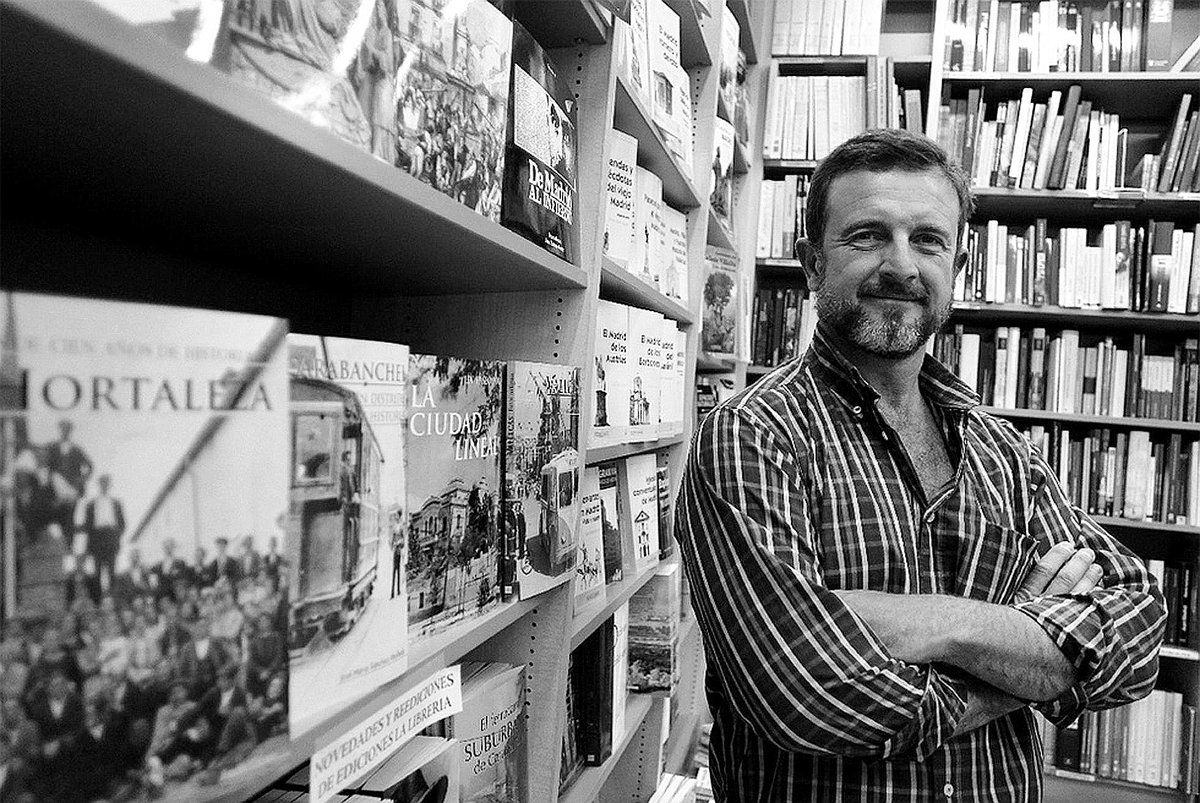 Hoy os traemos la noticia que jamás nos hubiera gustado comunicaros, ayer falleció Miguel Tébar, fundador de Ediciones La Librería y su gerente durante más de tres décadas. Incansable divulgador del patrimonio cultural y de la historia de Madrid. 1/2