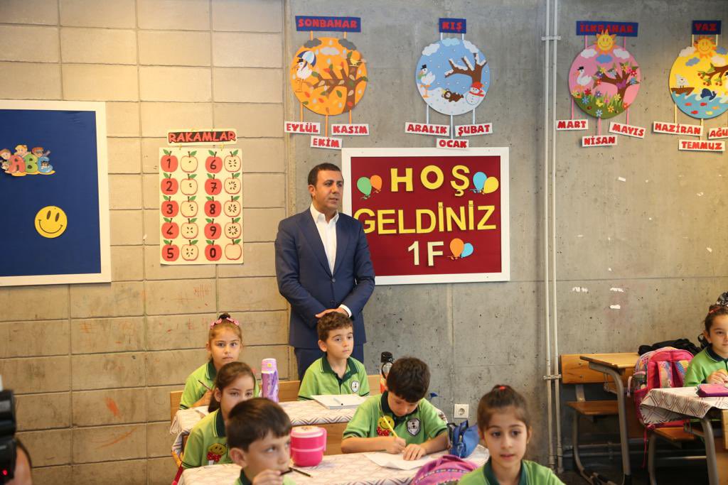 KcekmeceKymklik's tweet photo. 2022-2023 #Eğitim #Öğretim yılı ders zili çaldı.
Tüm #öğrenci, #öğretmen ve #velilerimize hayırlı olsun.
📍Sefaköy YüzüncüYıl İlköğretim Okulu https://t.co/ZktXNkDb8S