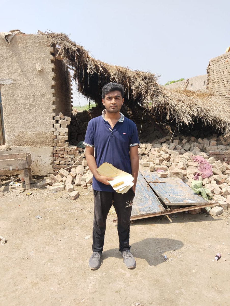 _Bright_Horizon's tweet photo. Zahid volunteered for Flood Relief activities in #rajanpur under PBH&amp;NDU CSC.
Correspondingly, more than 40 families were aided.  
We extend gratitude to all those contributors who helped us put a smile on all these ppl. 

#FloodsInPakistan #floodrelief https://t.co/PFqxt4F7tW