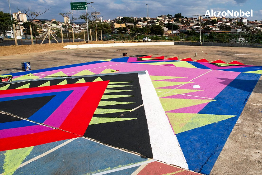 Dozens of homes in Belo Horizonte, Brazil, have been turned into a giant geometric mural. Local artist Criola used 540 liters of @AkzoNobel's @TintasCoral paint to create the design as part of the latest Morro Arte Mural (MAMU) project. #LetsColour #PeoplePlanetPaint