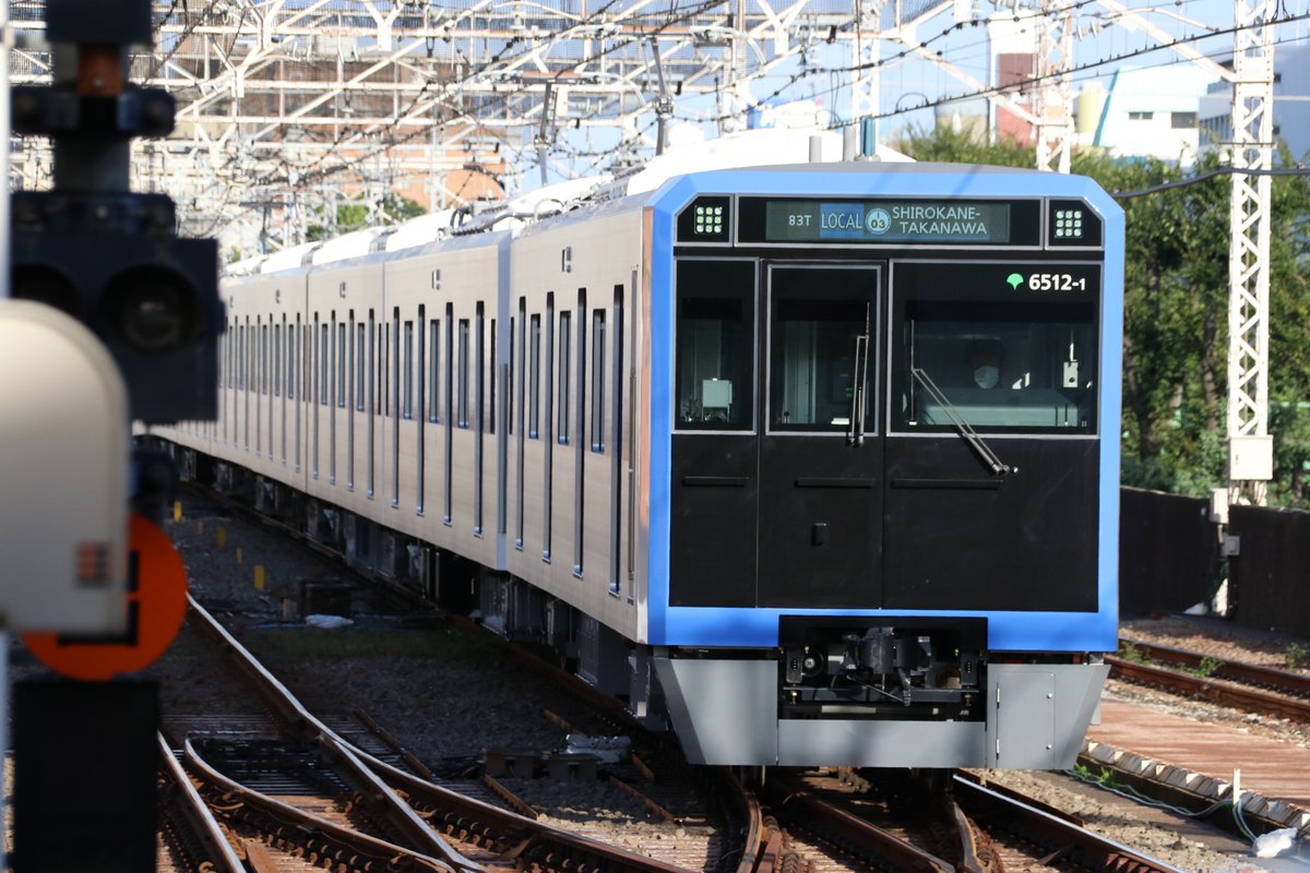 Carmisatasvin's tweet photo. 6301Fの運用離脱確定と入れ替わるように6512Fが運用復帰。
修理上がりたてのカメラで勘を取り戻す練習を...
ま~ぁ酷いお写真だこと笑
#6500形
#6512F
#三田線 https://t.co/Ae7KkhIDI6