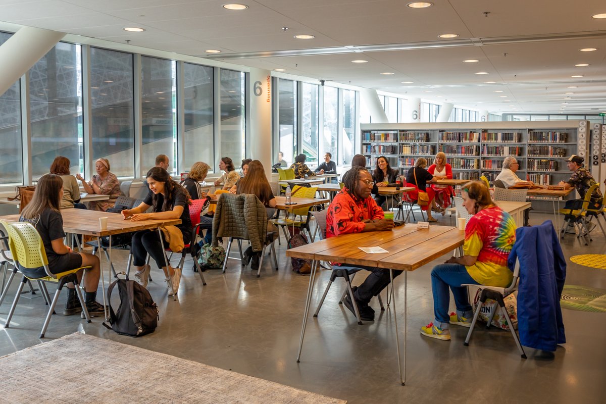 De eerste Living Library in Nieuwegein was een succes! 😎 Hier de foto's voor een indruk 📸<a href="/BiebNieuwegein/">Bibliotheek Nieuwegein</a> @mariaschouten #livinglibrary #dialoog #inclusie
