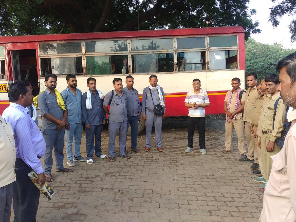 ArmAuraiya's tweet photo. औरैया डिपो में चालक परिचालकों से वर्दी पहनकर अनुशासित तरीके से निगम की संचालन कर मुख्यालय के निर्देशों करने हेतु कॉउंसलिंग करते हुए ARM औरैया https://t.co/MpMkkROjch