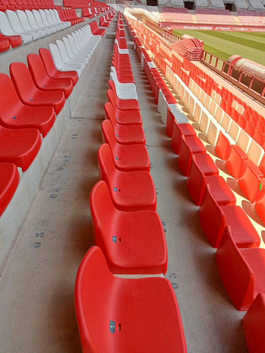 EuroSeating_Int's tweet photo. ⚪️🔴 Butacas #ES100 recién instaladas en el estadio municipal de #LasGaunas (Logroño). 2200 asientos #EuroSeating de #calidadriojana, la primera gran reposición que se ejecuta en años.
Monobloque de calidad, hiper resistente para un uso continuado ⚽️🤗 #inyeccióndepolirpopileno https://t.co/xMr5oG7pYx