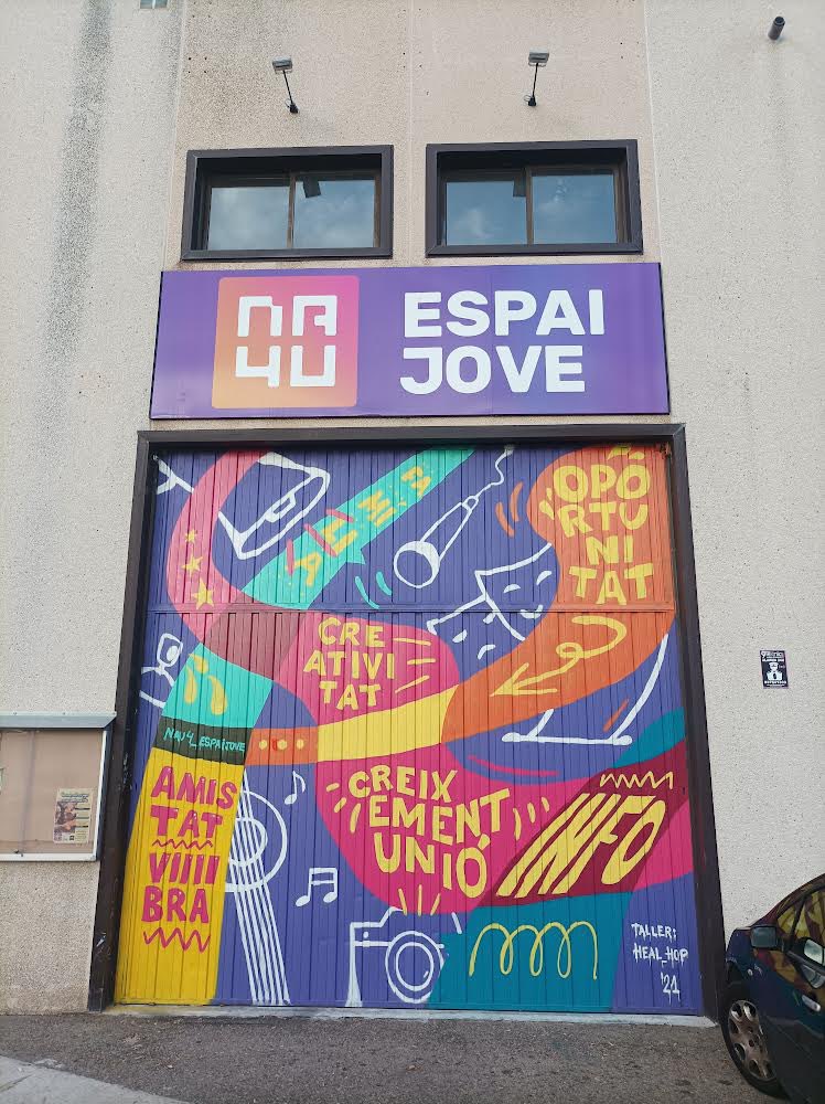 periferica_la's tweet photo. La setmana passada l’@Antalcantara va ser per #Blanes en una nova sessió de l’#ObrimVia a l’Espai Jove Nau4. S’està treballant conjuntament amb el PIJ al carrer per poder arribar a més joves! Una iniciativa molt potent per promoure la #ParticipacioJuvenil! 💪🏼🥳 https://t.co/GBc5YBrdBj