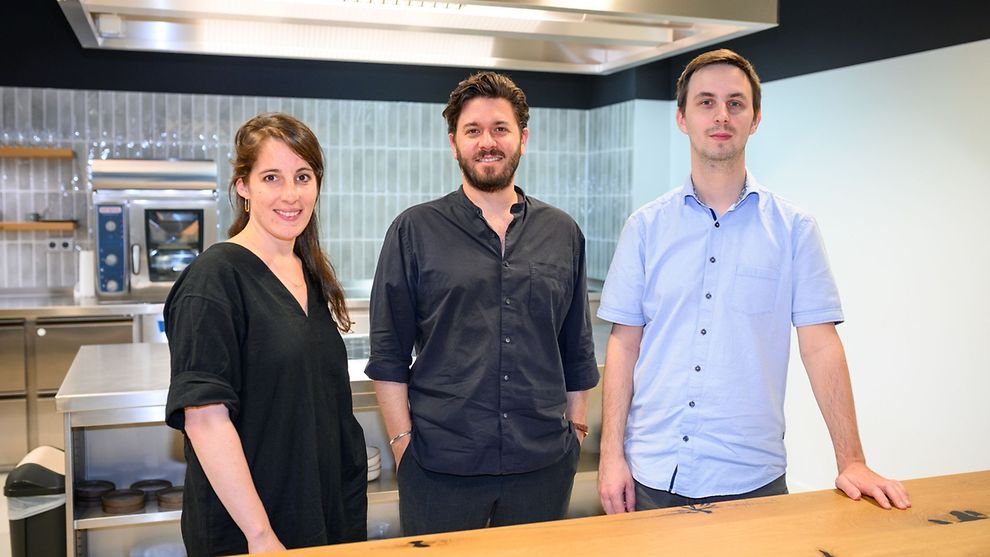 Startup Port @TUHH (@startupport_tu) on Twitter photo Das Startup <a href="/Mushlabs/">Mushlabs</a> (<a href="/TUHamburg/">TU Hamburg</a>) ist für den Deutschen Nachhaltigkeitspreis nominiert! Aus feinfaserigen Pilzwurzeln, die mit Überbleibseln aus der Lebensmittelindustrie genährt werden, entsteht pflanzlicher Fleischersatz. 
hamburg.de/nachrichten-ha…
Bild: © Jonas Walzberg/dpa Das Startup <a href="/Mushlabs/">Mushlabs</a> (<a href="/TUHamburg/">TU Hamburg</a>) ist für den Deutschen Nachhaltigkeitspreis nominiert! Aus feinfaserigen Pilzwurzeln, die mit Überbleibseln aus der Lebensmittelindustrie genährt werden, entsteht pflanzlicher Fleischersatz. 
hamburg.de/nachrichten-ha…
Bild: © Jonas Walzberg/dpa