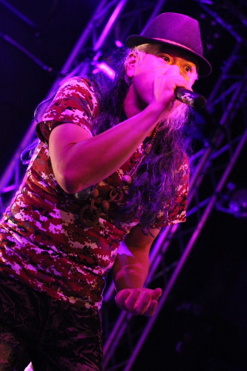 newassaultyuuki's tweet photo. #人の物勝手に装着して自撮りするシリーズ

今回は自撮りのみならずついにその姿でステージに上がった笑

ふにこさんのウィッグとホーリーさんの帽子を勝手に借りてそのままシャットダウン完了！したぜ👍

#SHS17 https://t.co/MyOI5BqK84