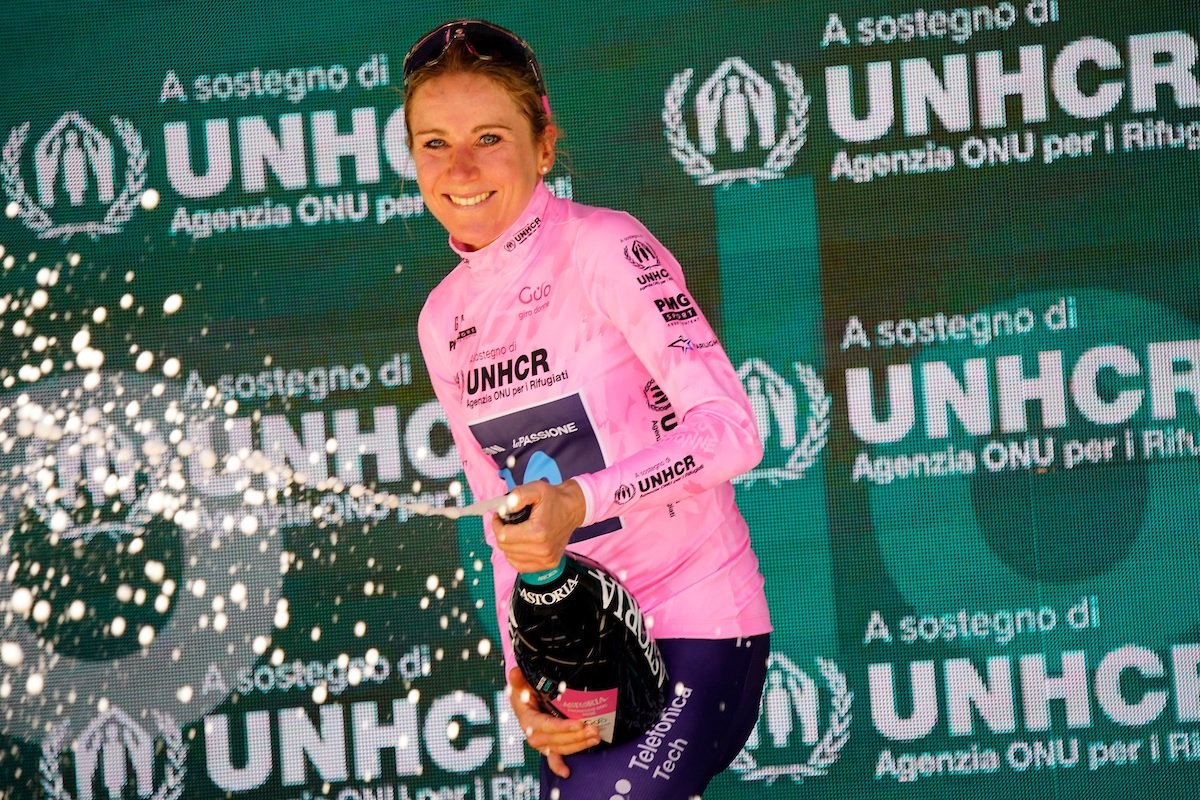 Farolillo_Rouge's tweet photo. 📰 LA NOTICIA DEL AÑO SIN DUDA 🙌

@AvVleuten ha ganado las 3 GRANDES en un SOLO AÑO 😍😍 Algo que nunca ha pasado en el #ciclismo y que la neerlandesa ha conseguido casi sin despeinarse y con una autoridad ESPECTACULAR 😱

👏 Ya está en el Olimpo de las mejores de la historia 💪 https://t.co/wn1PhqRL8y