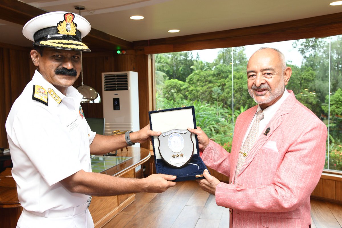 MediaRN_ANI's tweet photo. Visiting #PortBlair to attend #TriServicesCommandersConference at #ANC & hosted by #CINCAN, Lt Gen JS Nain, #GOCINC @IaSouthern, VAdm AB Singh #FOCINC @IN_WNC, VAdm MA Hampiholi, #FOCINC @IN_HQSNC, Air Mshl J Chalapati, #AOCINC #SouthernAirCommand @IafSac and (1/2) https://t.co/BBbwwXUMjI