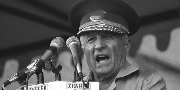 🇹🇷 
UNUTMA...
Kenan Evren 12 Eylül için ne demişti.
"Ben katiyen ayrım yapmadım..
Bir sağdan bir soldan astım.."

DARBE kimden gelirse gelsin.. Vatan'ın ve milletin bağımsızlığına yapılmış en büyük İHANET'tir..
İNSANLIK suçudur..