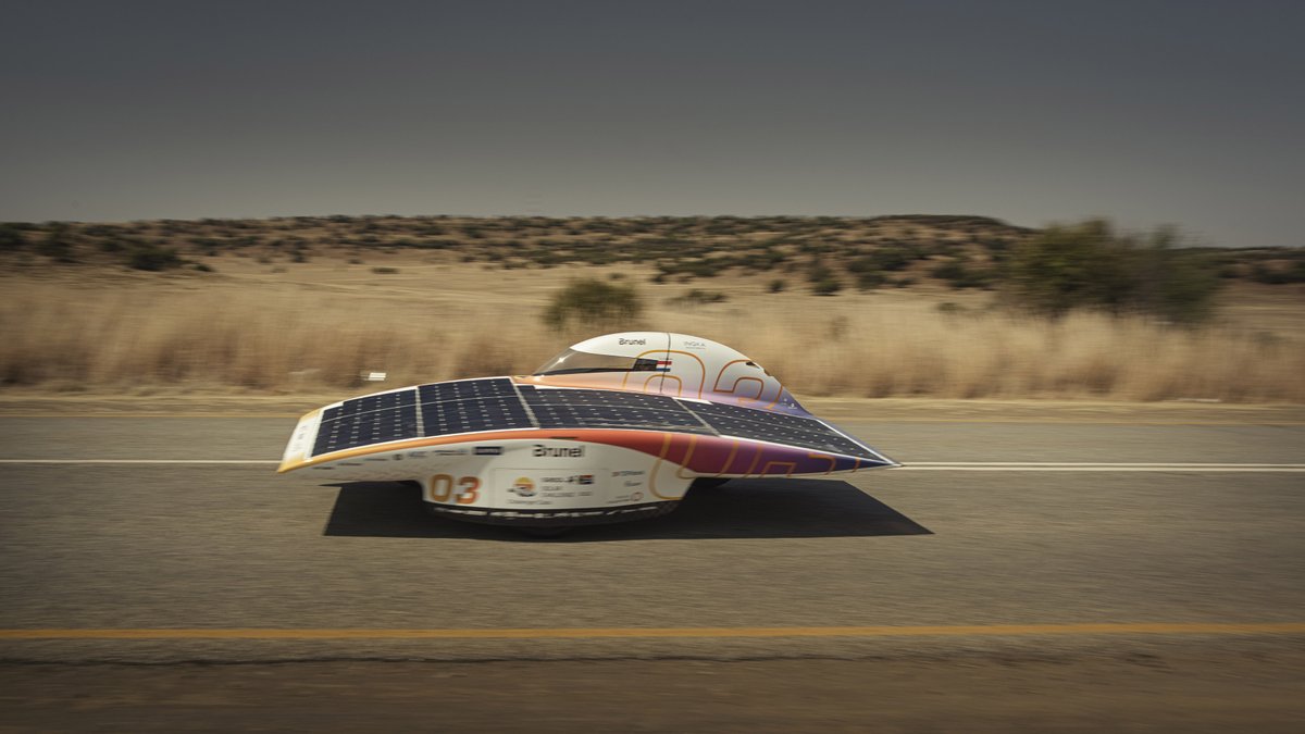 Met alle Nederlandse racesuccessen dit weekend is de #SasolSolarChallenge ook in volle gang. De Nuna11s werd kort ingehaald, maar staat vandaag weer op de 1e plek! Hou de Delftse helden hier in de gaten <a href="/brunelsolarteam/">Brunel Solar Team</a> <a href="/tudelft/">TU Delft</a>  bit.ly/3BvCxzE #developingpotential