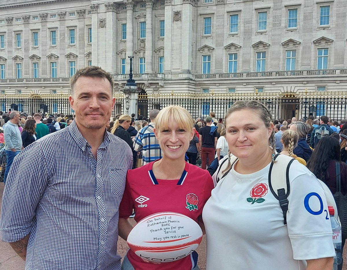 rothladiesrfu's tweet photo. On Friday myself and 2 other coaches from @phoenix_minis went to London to pay our respect to our amazing Queen who passed away Thursday. We laid our token of gratitude it seemed fitting we left this #RugbyTonight
#YorkshireRFU
#QueenElizabethIIMemorial
#EnglandRugby
#kooga https://t.co/5lpNtqpMdG