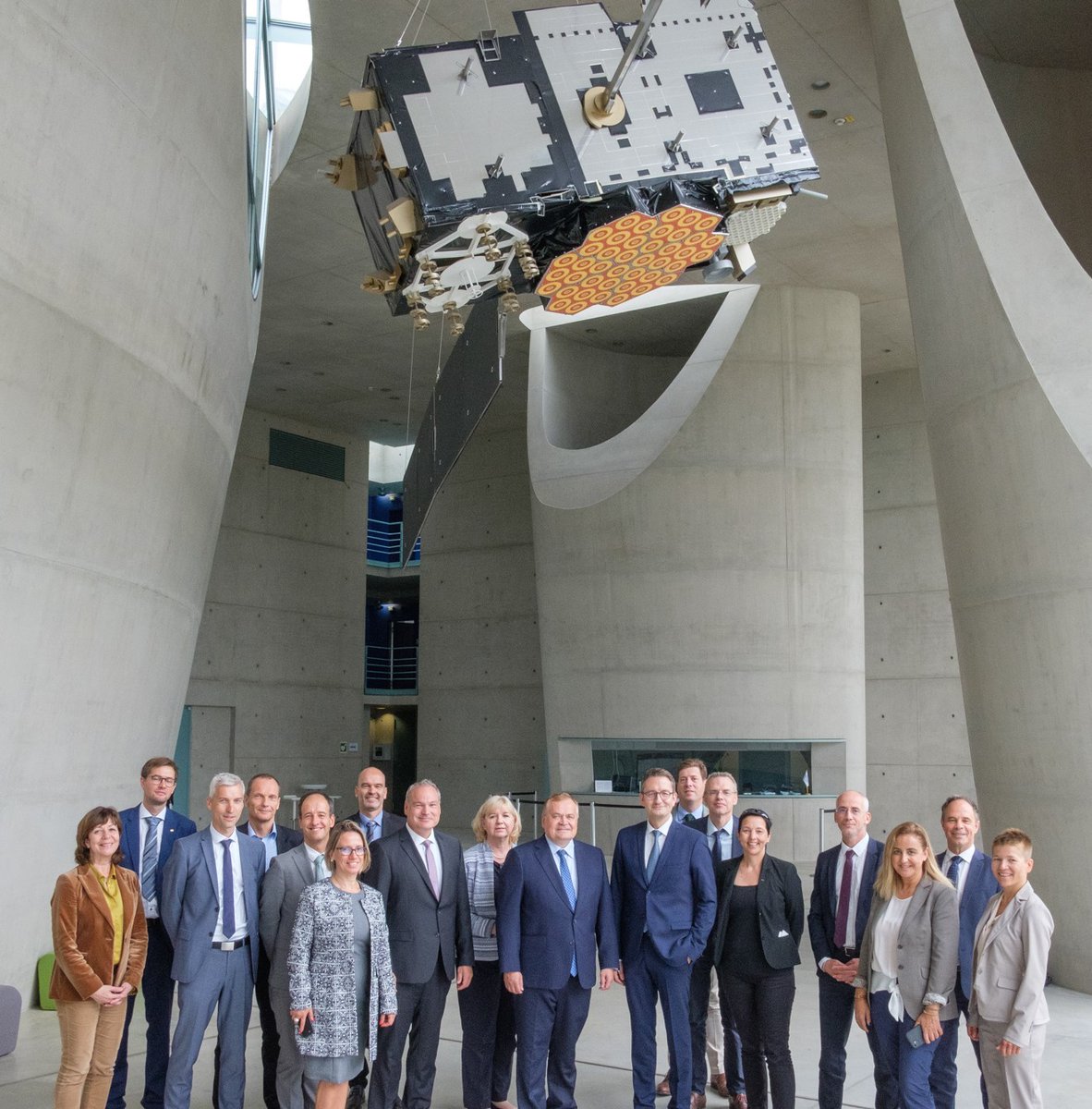 Visiting the Galileo Control Center (GCC) in Oberpfaffenhofen 🇩🇪 together with State Secretary Stephan Schorr @bmdv and DG-DEFIS Director General <a href="/TimoPesonen1/">Timo Pesonen</a>. 
In 2021, both GCCs were upgraded, enhancing their capabilities to support among others, LEOP operations.🛰️
#EUSpace