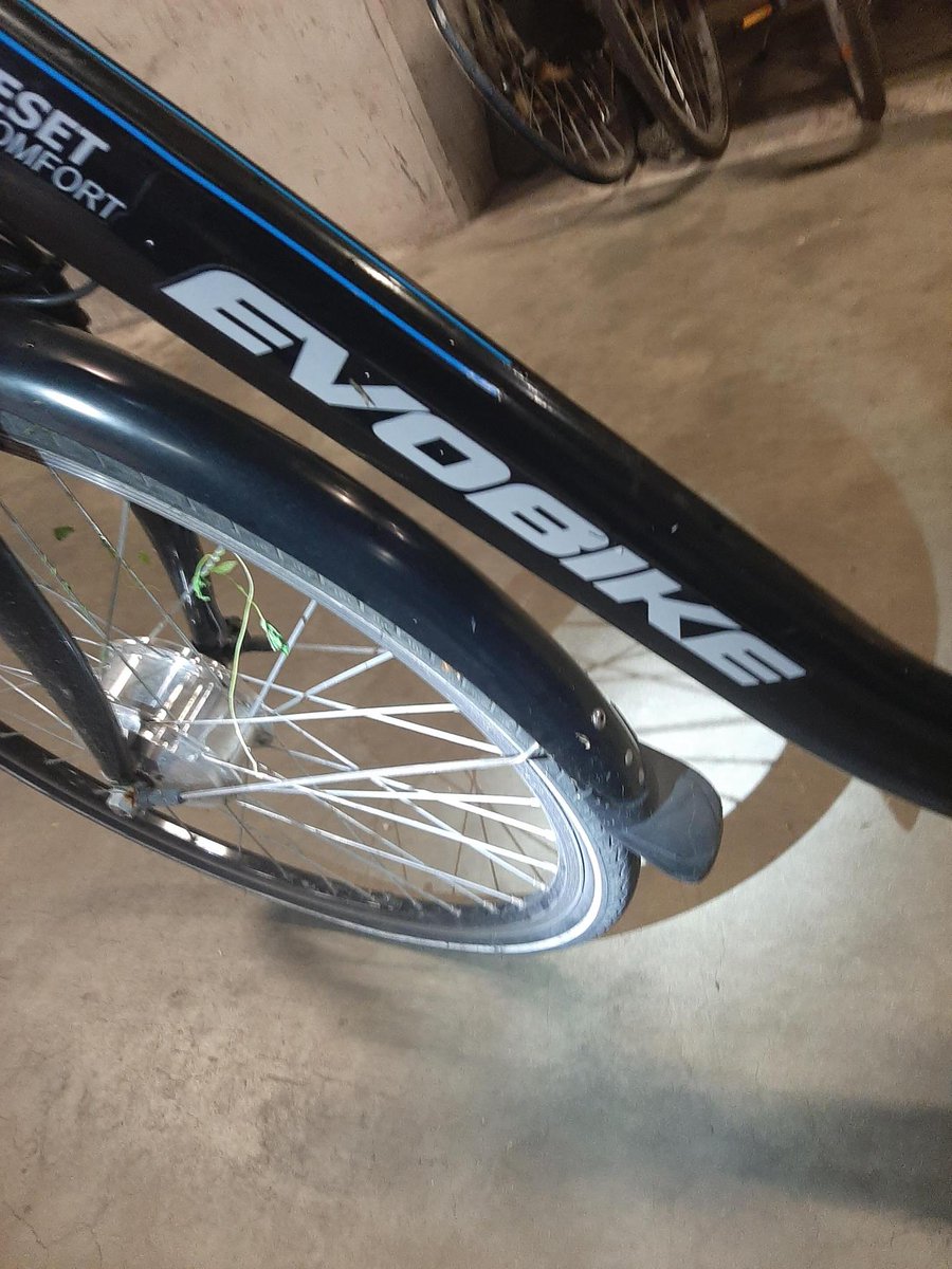 We zijn op zoek naar de eigenaar van deze elektrische fiets. Ben je of ken je de eigenaar? Laat ons dan iets weten via dm of via e-mail naar pz.leuven.communicatie@police.belgium.eu