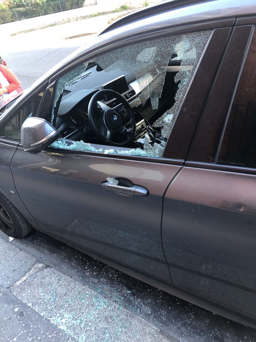 AvenirBessieres's tweet photo. 2 fois en 2 mois que je retrouve ma voiture avec les vitres cassées en pleine rue #75017 ! 
A quand la tranquillité dans notre quartier #Épinettes #Bessieres 

#Paris17 #insecurite #delinquances https://t.co/HMVQTIHgNt