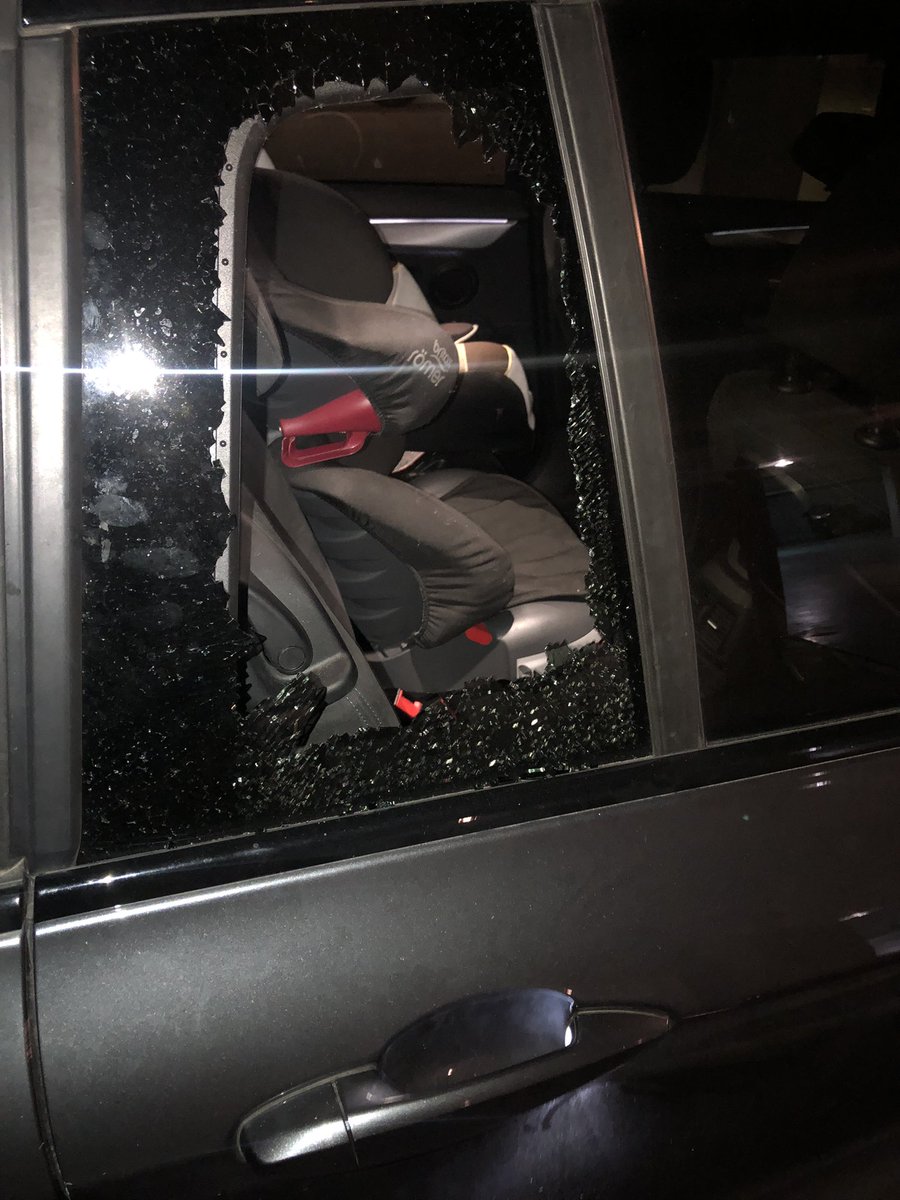 AvenirBessieres's tweet photo. 2 fois en 2 mois que je retrouve ma voiture avec les vitres cassées en pleine rue #75017 ! 
A quand la tranquillité dans notre quartier #Épinettes #Bessieres 

#Paris17 #insecurite #delinquances https://t.co/HMVQTIHgNt