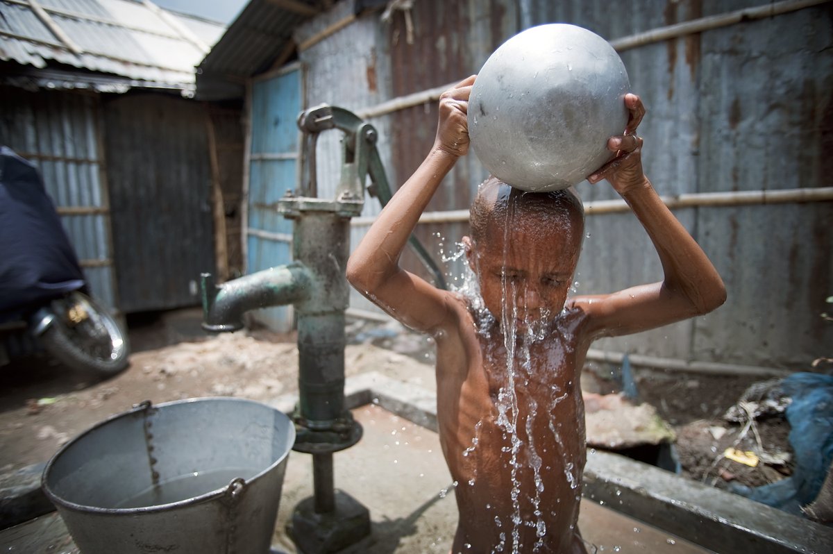 unescoWATER's tweet photo. #MondayMotivation 🌊 Ready to act for #water?👍

🍅Don't let the faucet run while you clean vegetables.
🌧️Catch rainwater and reuse it.
   🍲Reduce food waste: it takes lots of water to produce food.
💸 Save the planet, protect #water.

Every day, 1 change. For the water we need. https://t.co/hj9NucW9YE