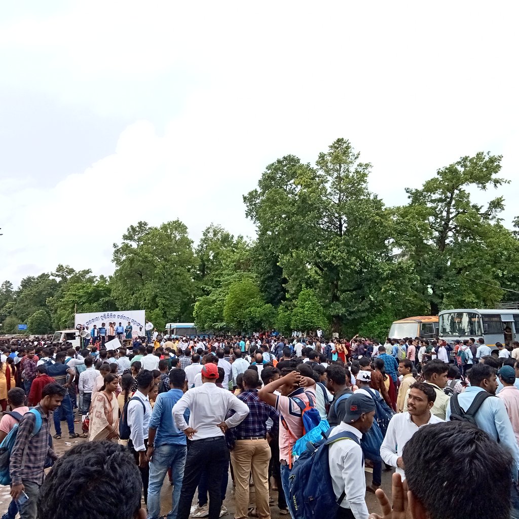 Sud_TNIE's tweet image. #JustIn
#Odisha Govt seeks 15 days time to consider demands of agitating contractual employees of different depts. "We have agreed to wait but the protest will intensify if our grievances not resolved in the given time span," says Association leader @BIJAYMALLA

@XpressOdisha