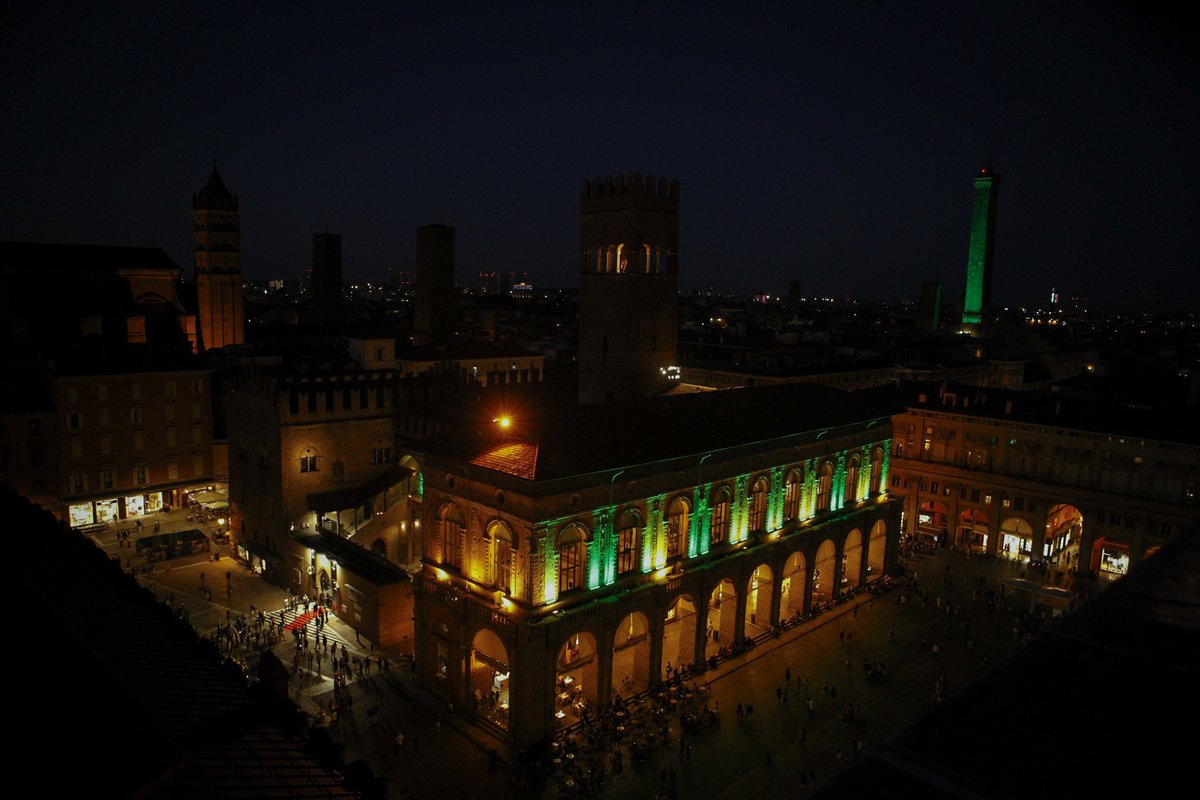 Ieri abbiamo avuto il piacere e l'onore di ospitare la cena di gala delle <a href="/DavisCup/">Davis Cup</a> che si terranno a Bologna dal 13 settembre al 18🎾

Per l'occasione ci siamo illuminati di verde🟩✨

Gli ultimi biglietti per le partite👇🏼
lnkd.in/eABg9VRx

#DAVISCUP by #RakutenFinals