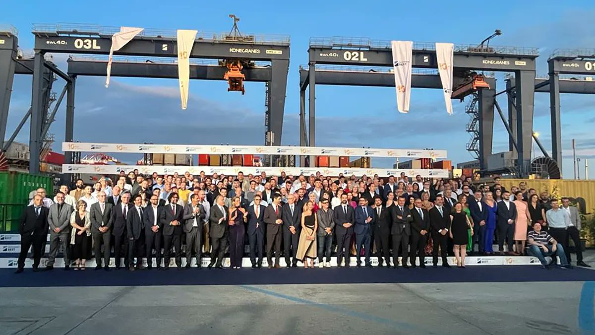 ESCOLAEUROPEAEU's tweet photo. #BEST fía su estrategia para la próxima década a conjugar más actividad con ser más sostenibles via @ElMercantilcom https://t.co/0uJQEbMj2W #Terminales #contenedores @portdebarcelona #sostenibilidad #SmartTerminals #intermodalidad #PPT https://t.co/giamdHpwge