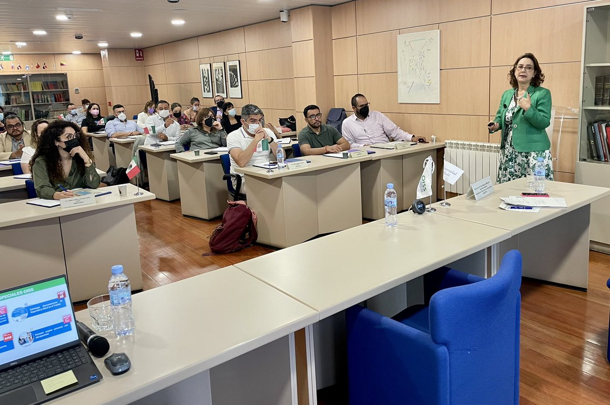 OissSec's tweet photo. SG @ginariano da apertura a la fase presencial de la XX edición del #MasterOiss en Dirección y Gestión de Servicios de Salud, impartido conjuntamente @OissSec @UAHes , con 37 participantes 
#AportesOiss #FormacionOiss https://t.co/cF9BUMYTqc