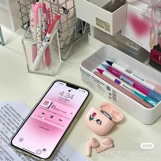 readlolline's tweet image. Toda vez que vou revisar um texto ou corrigir uma redação, encontro pessoas com problemas na hora de colocar vírgulas. Eu mesme erro bastante. 

Que tal, então, a gente revisar as regras básicas da virgulação? Vem comigo nesse fio🧶