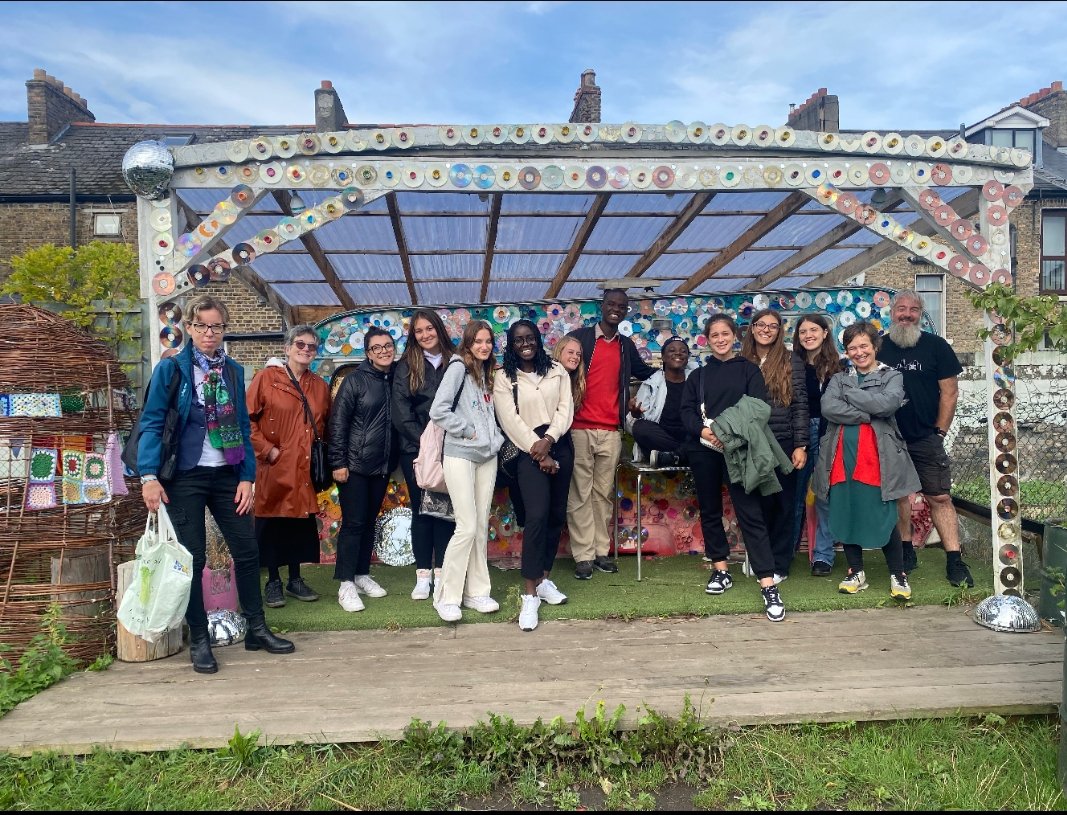 island_mud's tweet photo. Italian students from #IISGalileiPacinotti #TechnicalHighSchool in #Pisa visited us while on #ERASMUS in Dublin. They learned about our #communitygarden and tried lovely Irish plums! Thanks to Gemma in #SourceResource for organising the visit. https://t.co/N2wM6ImCAp