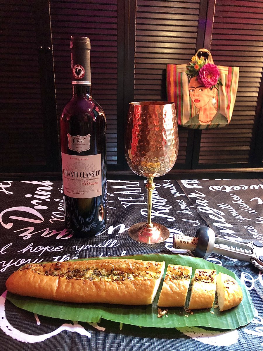 Monet1882's tweet photo. Chianti Classico Riserva & Garlic French Bread 🥖 🍷💃🙌❤️😘 Cheers 🍷🥰#wine #winetime #winelover #winetasting #wineoclock #winery #wineporn #winenight #winephotography #redwine #redwinelover #redwinetime #redwinenight #chianticlassicoriserva https://t.co/JqvQqf6zVL