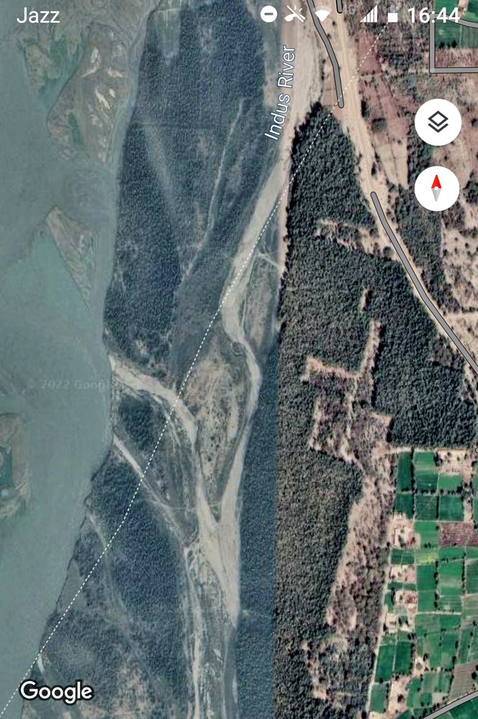 FaisalAminKhan's tweet photo. Perfect example of flood &amp; erosion control @Plant4Pak site in DIKHAN started by @ImranKhanPTI in 2015, it acted as a natural wall against #Indusriver #FloodsInPakistan saving lives &amp; livelihoods #Nature has solutions only need vision &amp; resolve to think differently @IMMahmoodKhan https://t.co/9593Etk5eO