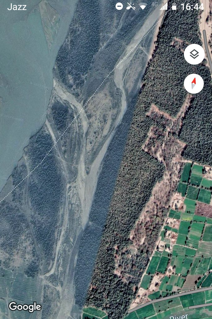 FaisalAminKhan's tweet photo. Perfect example of flood &amp; erosion control @Plant4Pak site in DIKHAN started by @ImranKhanPTI in 2015, it acted as a natural wall against #Indusriver #FloodsInPakistan saving lives &amp; livelihoods #Nature has solutions only need vision &amp; resolve to think differently @IMMahmoodKhan https://t.co/9593Etk5eO