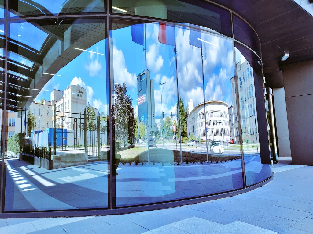 marekjuskiewicz's tweet photo. WOW! Ten budynek jest... przezroczysty 🧐

Nowa siedziba Wydziału Nauk o Wychowaniu UŁ może stać się najczęściej fotografowanym budynkiem w Łodzi. Odbija niebo, wschód słońca. Nasz łódzki #BlueTower potrafi być też... cały czarny https://t.co/gbYbKdRXin