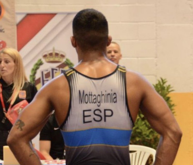 🗣 HILO | Os quiero contar la historia más surrealista del deporte español:

Él es Mohammad Motaghinia, luchador nacido en Irán y por el que España pagó 10.000 francos suizos para que compitiera bajo bandera española.

Hoy empieza el Mundial y Moha no puede participar. ¿Por qué?