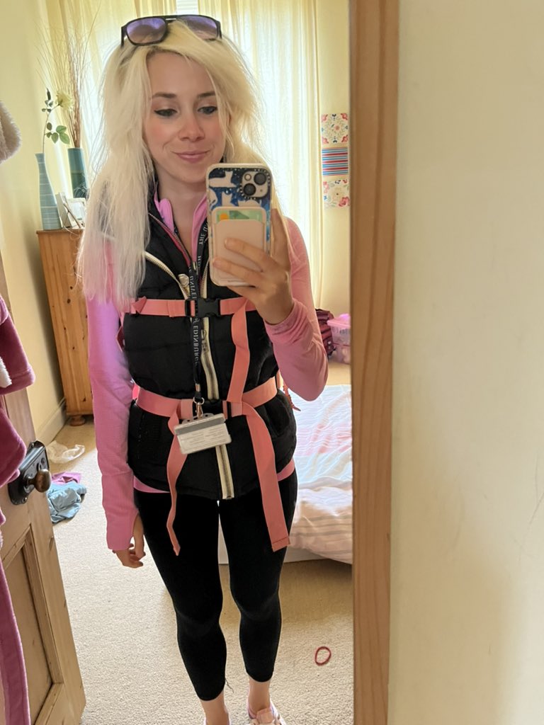 agirliknow's tweet photo. In 2014 walking 6 miles a day in London I realised my poor body couldn’t take my stupid shoulder bag anymore & got a backpack. Now I have transcended once more & got a hiking style (waist & chest straps) backpack. I look ridiculous but my shoulders feel AMAZING. #comfortoverstyle https://t.co/alossGAUXk