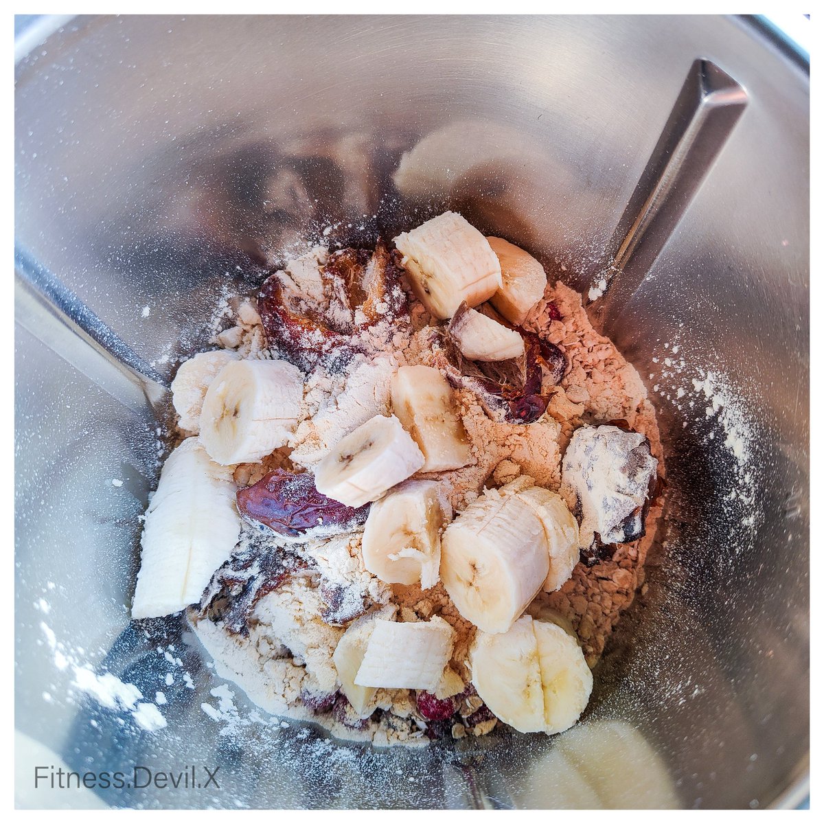 FitnessDevilX's tweet photo. #Tipp für alle, die wie ich #ZUnehmen möchten:
Ein irrer #Smoothie mit satten 1.000 #Kalorien 🙂
Heute zum ersten Mal gegeben u der macht echt irre satt! 👍 Nur mit natürlichem #Zucker❗
#Hardgainer #FitnessFutter #Fitness #Ernährung #FitnessEssen #FitnessFrühstück #Frühstück https://t.co/GNNv5bbhsi