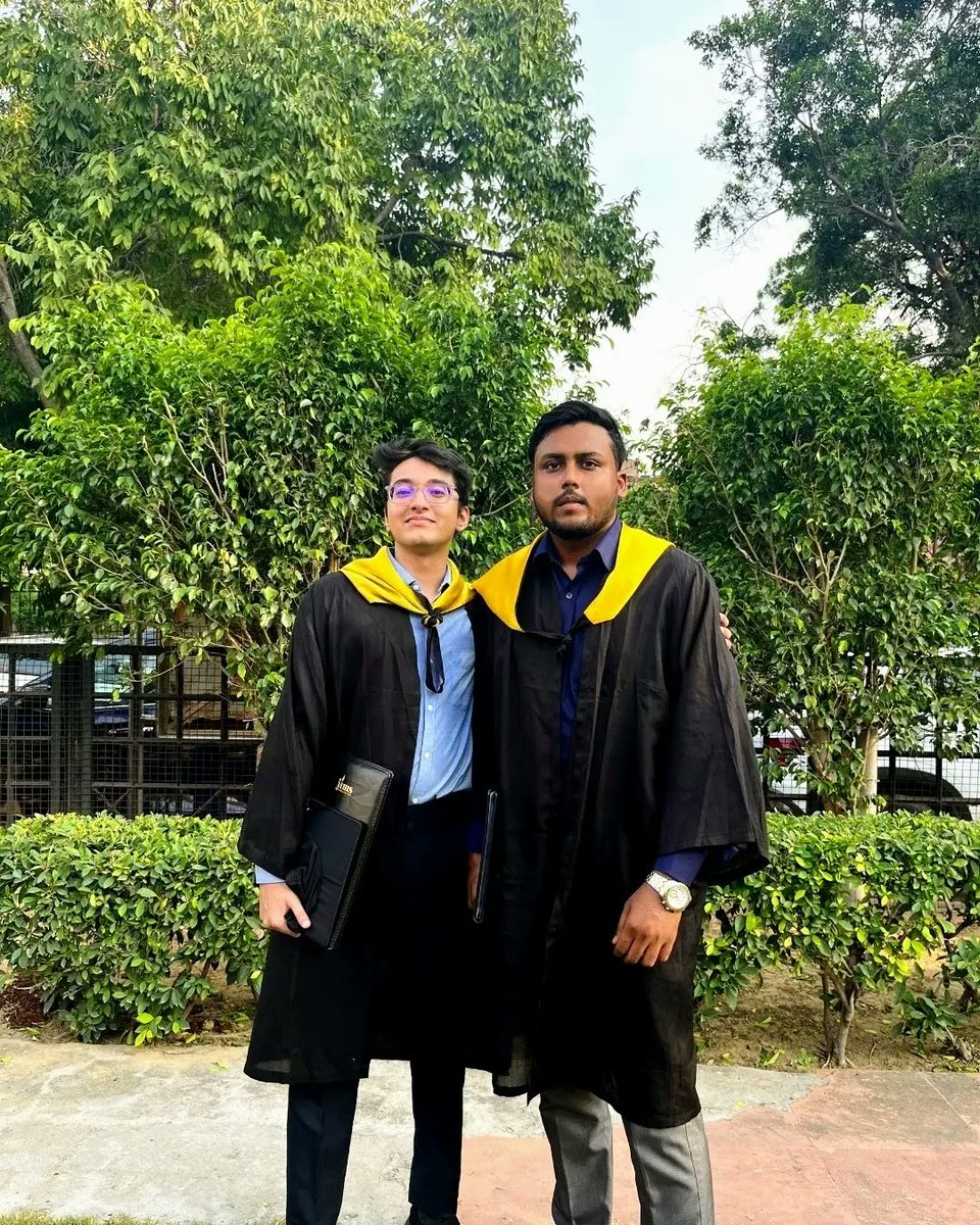 Rohitkuofficial's tweet photo. Finally ! Graduated now .... 🎓🎓 . And so the adventure begins to face the world... ✌🏼✌🏼 👨‍🎓
.
.
#graduation #graduate #college #degree https://t.co/WDnFZVqAt0