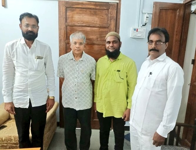 VbaForNanded's tweet photo. @VbaForNanded उत्तर शहरचे महानगराध्यक्ष अय्युबखान यानी मुंबई @VBAforIndia चे राष्ट्रीय अध्यक्ष आद. @Prksh_Ambedkar यांचा सोबत नांदेड़ येथील अनेक प्रलंबीत प्रश्नावर चर्चा करण्यात आली यावेळी युनुस खान, वाजिद शेख, अहेमद खान पठाण उपाध्यक्ष नांदेड़ उत्तर ..!

#VbaForNanded https://t.co/tPXdW7ywCv