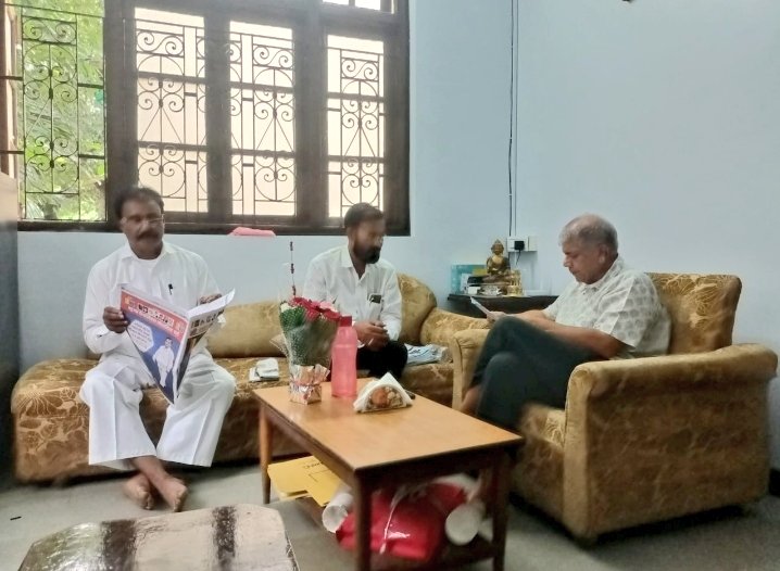 VbaForNanded's tweet photo. @VbaForNanded उत्तर शहरचे महानगराध्यक्ष अय्युबखान यानी मुंबई @VBAforIndia चे राष्ट्रीय अध्यक्ष आद. @Prksh_Ambedkar यांचा सोबत नांदेड़ येथील अनेक प्रलंबीत प्रश्नावर चर्चा करण्यात आली यावेळी युनुस खान, वाजिद शेख, अहेमद खान पठाण उपाध्यक्ष नांदेड़ उत्तर ..!

#VbaForNanded https://t.co/tPXdW7ywCv