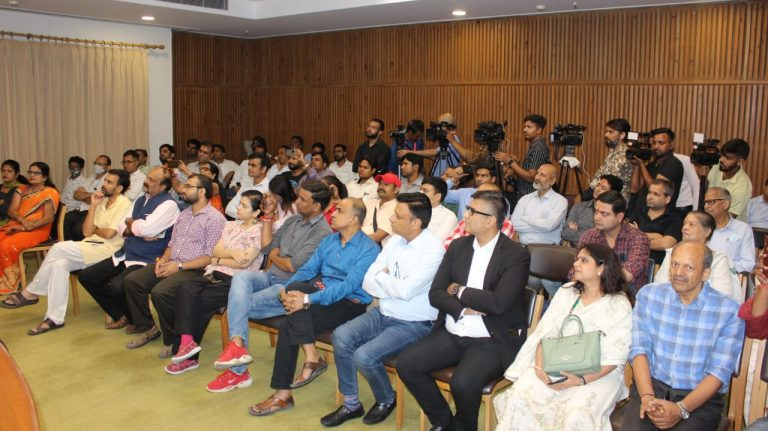 SanatanPrabhat's tweet photo. Halal Jihad, a book in Hindi, launched in Delhi

The halal economy is being imposed on us : @Vishnu_Jain1, Central Govt Advocate

It is the fundamental right of every Hindu to stop the parallel economy that is against them 
– @KapilMishra_IND

https://t.co/C2J52byA3Z 
@Ramesh_hjs https://t.co/Nx2KXx0eq5