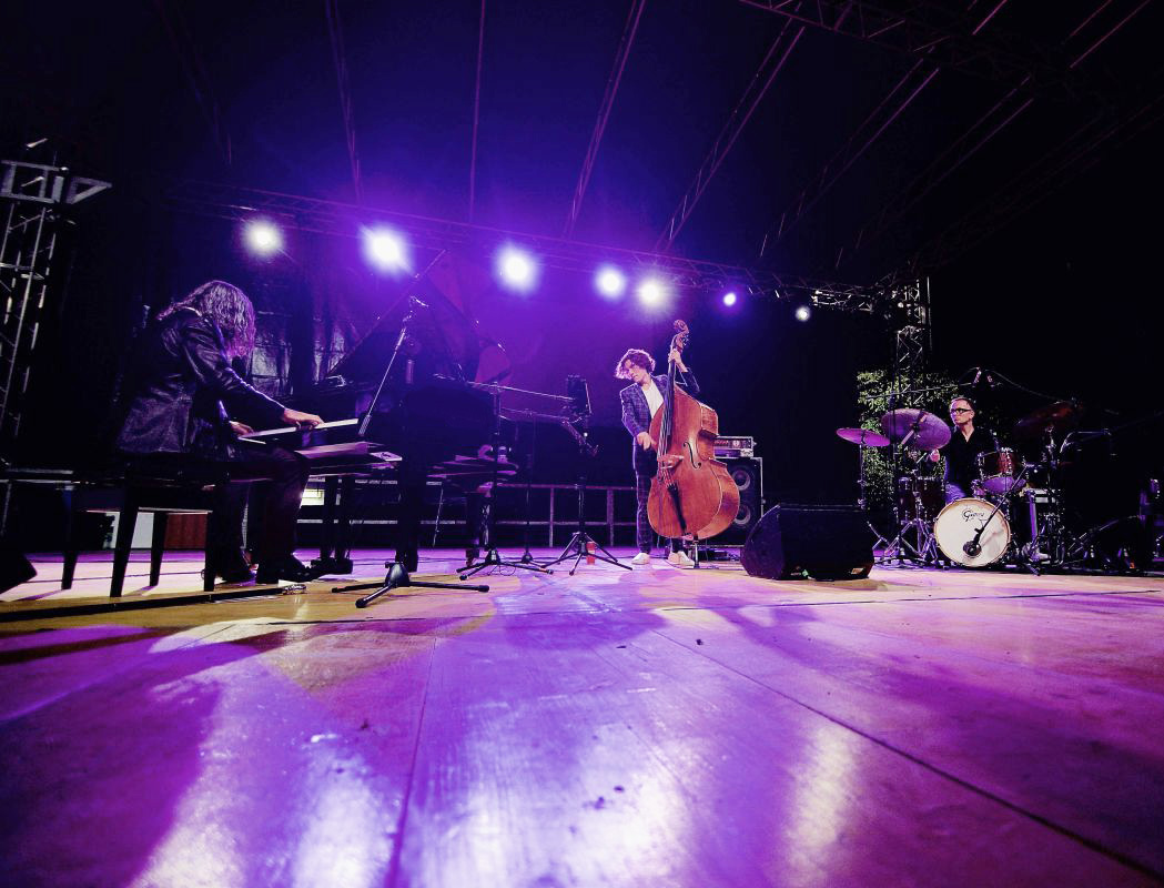 Jazz_Sabbath's tweet photo. Thank you Italy. It's good to be back.
You've made an old man very happy.
📷: Antonio De Sarno
#jazzsabbath #live #jazz #italy #veruno #verunodoublejazz #blacksabbath #blacksabbathfans #livejazz #jazzshow #jazztrio #livemusic https://t.co/sfufeT75ZJ
