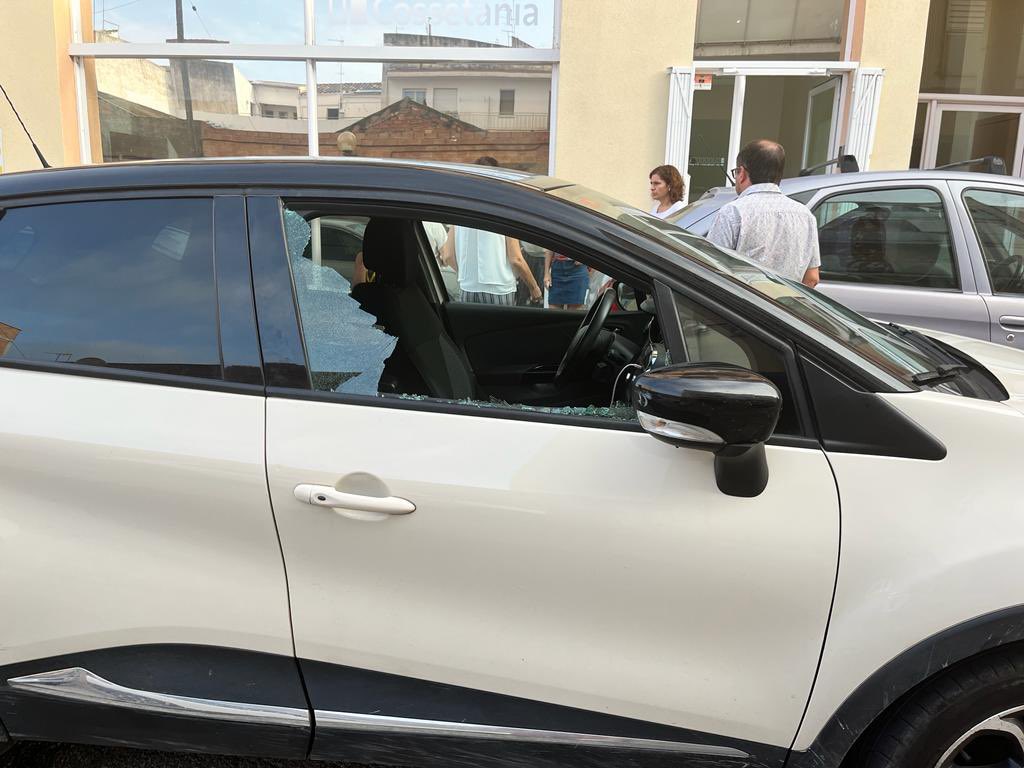 I avui m’ha tocat a mi, he parat 5 minuts davant de l’editorial per carregar material, llibres, per anar a <a href="/LaSetmana/">La Setmana</a>; el cotxe davant dels finestrals gegants de l’editorial, davant de les taules on treballem, no hem sentit ni vist res, màxim silenci.