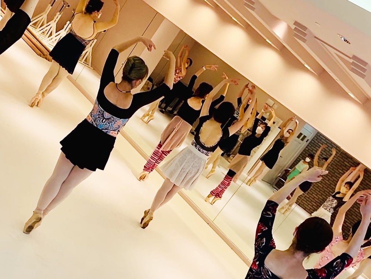 studioRpointe's tweet photo. ［Special Class(10)］

［高村順子］先生による特別Class2回目はバーに捕まっての前週のおさらい的なポワントワークと、センターではなんと［ドン・キホーテ］第二幕の森の女王のヴァリエーションの出だしのパにチャレンジ！

高村先生二週に渡り楽しいレッスンをありがとうございました！ https://t.co/uSMDRAHzcx