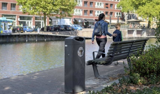 Havenloods's tweet photo. Prullenbakken aan Linker Rottekade krijgen fleurige make-over -  https://t.co/q33cZvrjGw https://t.co/rXJpg4mXPC