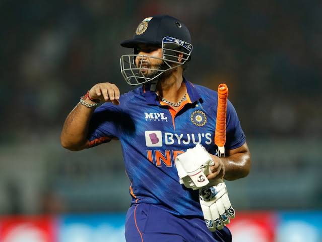 FireIyer's tweet image. Let’s settle this
❤️Like for Pant
🔁Retweet for Sanju

#T20WorldCup2022