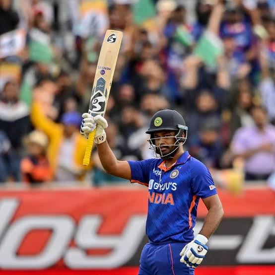 FireIyer's tweet image. Let’s settle this
❤️Like for Pant
🔁Retweet for Sanju

#T20WorldCup2022