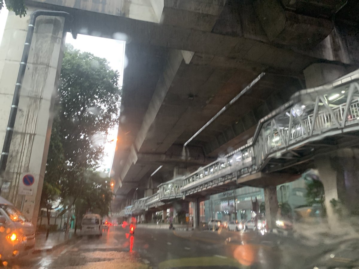komkrit_potter's tweet image. ฝนตกที่บางกอก
