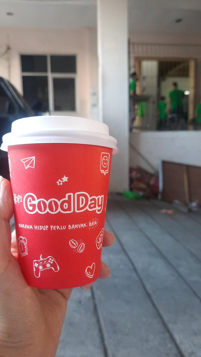 Cukup kopi ae sing butek pikiranmu ojo  *srupuutttt ☕