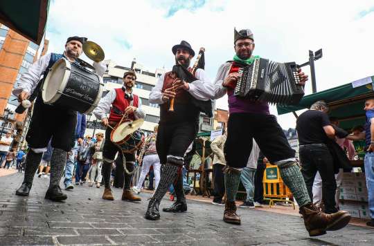 Culturagijon's tweet photo. Último día de #AlResve...
▪️ Bandina Los Gascones
📍 Pasacalles por el barrio
⏰12h
▪️ Jerónimo Granda
📍 Plaza de la Soledad
⏰13h
Toda la programación 👉 https://t.co/FEP5Be3j71 https://t.co/i3qnhK0YX3