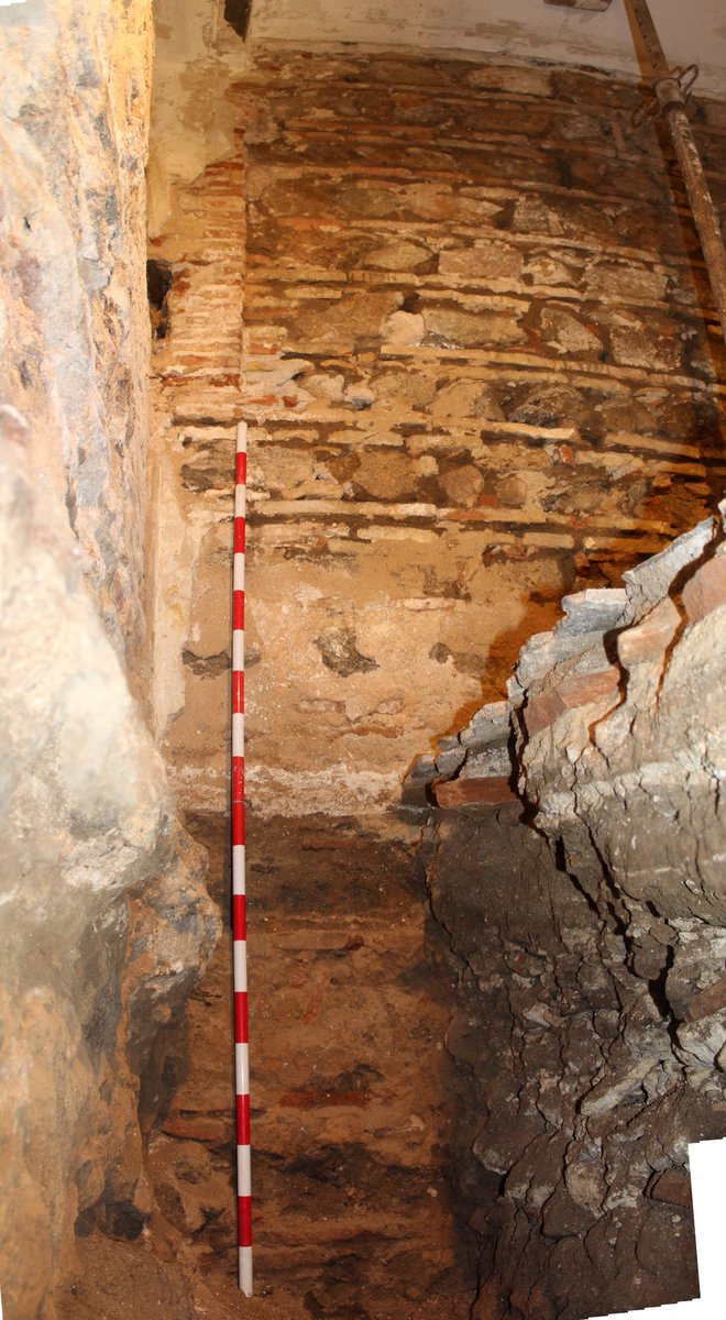 NovasArq's tweet photo. MARAVILLOSO!!! Aún sorprende como en determinadas áreas de la ciudad de #Toledo, encontramos perfiles estratigráficos tan bien conservados. Estancia andalusí (s. X-XI), amortizada en época taifa (XI). #sondeoarqueológico #cuestadelcan #novasarqueología @Cota667 #heritage https://t.co/JV6jIw0BN8